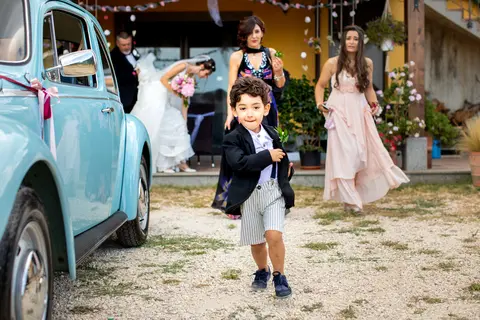 La sposa Erika e lo sposo Luca con un bambino in un matrimonio.