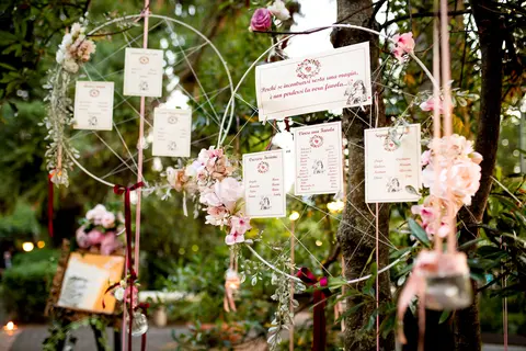 Decorazione floreale con cartelli per tavoli in un giardino.
