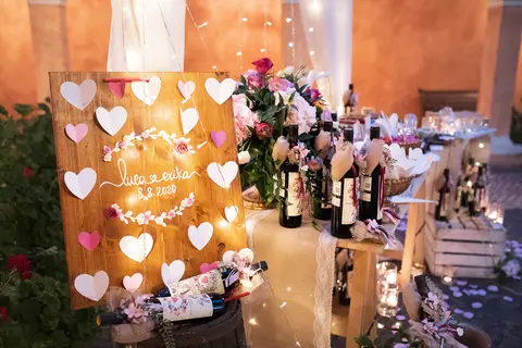 Gli sposi Erika e Luca tra i loro dettagli di matrimonio.