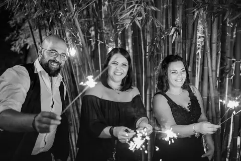 Gli sposi Erika e Luca con amiche a festa con fiammiferi.