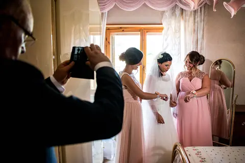 La sposa Federica con due damigelle in un'ravvicinato domestica.