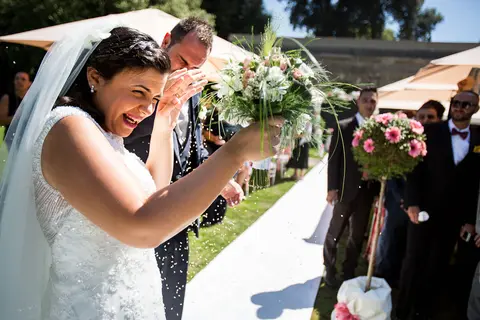 La sposa Federica e lo sposo Daniele sorridono mentre camminano lungo l'entrata del matrimonio.