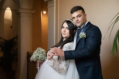 La sposa Silvia e lo sposo Geraldo in abito da sposi, abbracciati.