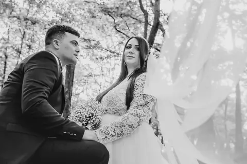 La sposa Silvia e lo sposo Geraldo tra gli alberi.