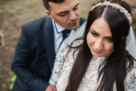 La sposa Silvia e lo sposo Geraldo in abiti da sposi, all'aperto.