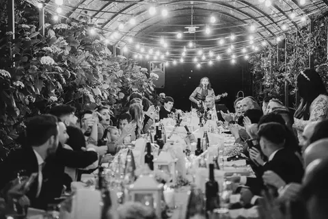 Gli sposi Silvia e Geraldo suonano e cantano per gli invitati a un matrimonio.