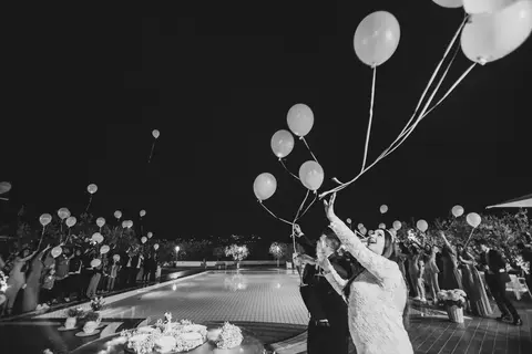La sposa Silvia e lo sposo Geraldo lanciano palloncini con gli invitati.