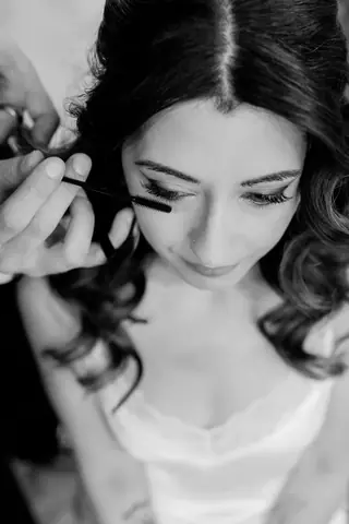 Ritocco del mascara alla sposa, ripresa ravvicinata in bianco e nero