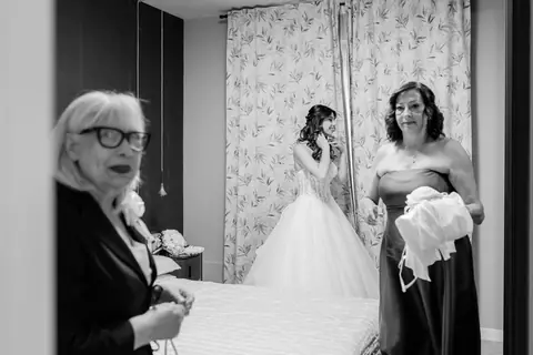 La mamma osserva la sposa che si prepara, scena in bianco e nero