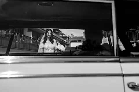 La sposa nell'auto d'epoca, ripresa dal finestrino in bianco e nero