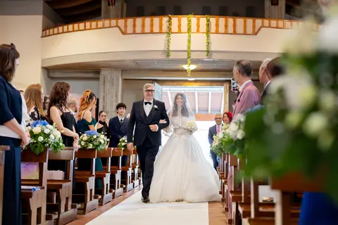 La sposa entra in chiesa al braccio del papà