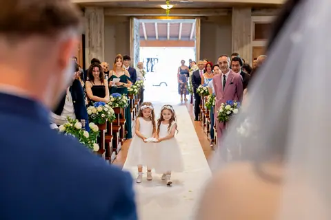 La navata vista dall'altare con le bambine dei fiori in fondo