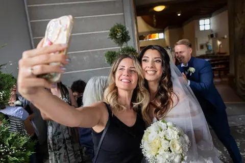 Un selfie di gruppo con gli sposi subito dopo la cerimonia
