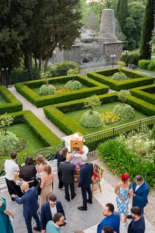 Gli invitati nel giardino all'italiana con siepi geometriche