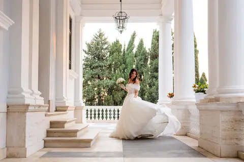 La sposa di spalle sotto il porticato al tramonto