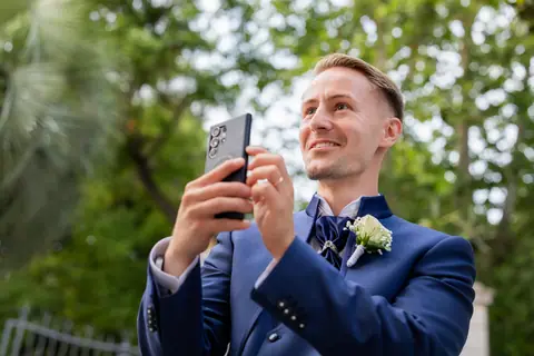Lo sposo scatta un video con il telefono in giardino