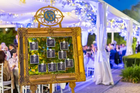 Il tableau de mariage in cornice dorata all'ingresso del ricevimento