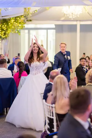 La sposa balla tra gli invitati durante il ricevimento