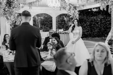 Momento di festa tra i tavoli, ripresa in bianco e nero