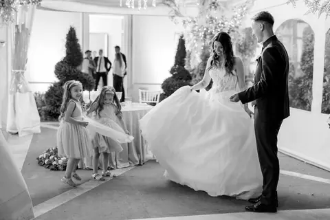 Lo sposo fa girare la sposa nel salone, in bianco e nero