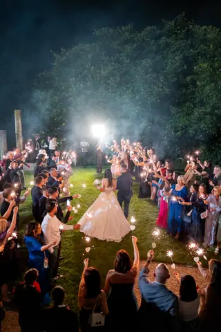 Il ballo degli sposi in giardino tra gli invitati con le stelline