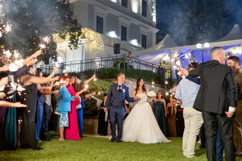 Gli sposi camminano tra gli invitati con le stelline accese