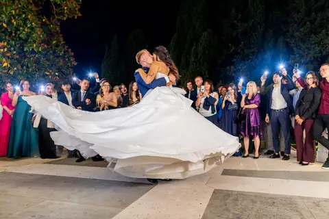 Lo sposo fa volare la gonna della sposa durante il ballo