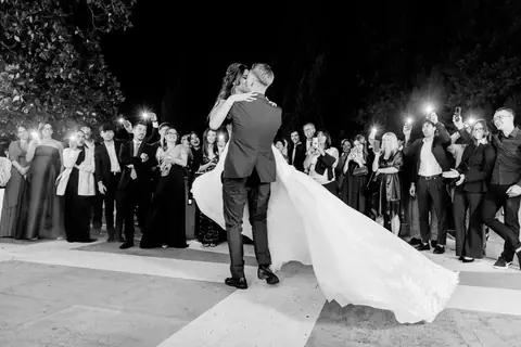 Il ballo degli sposi visto da dietro, in bianco e nero