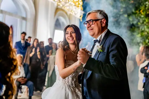 La sposa balla con il papà nel salone