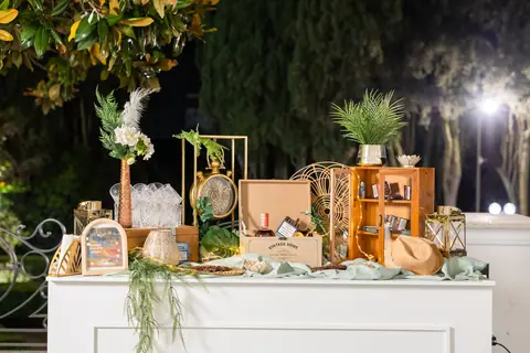 Il banco dolci allestito in giardino con fiori e lanterne