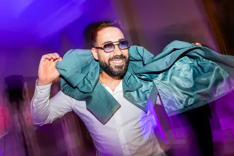 Un invitato balla in pista tra le luci colorate