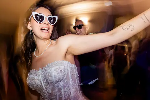 La sposa balla in pista con gli occhiali a forma di cuore