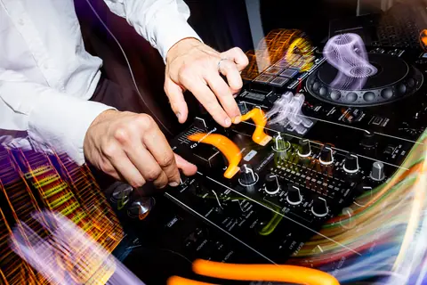 Le mani del dj sulla consolle durante la festa