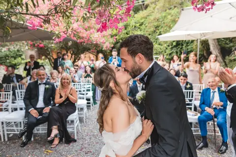Il bacio degli sposi alla fine della cerimonia tra gli applausi