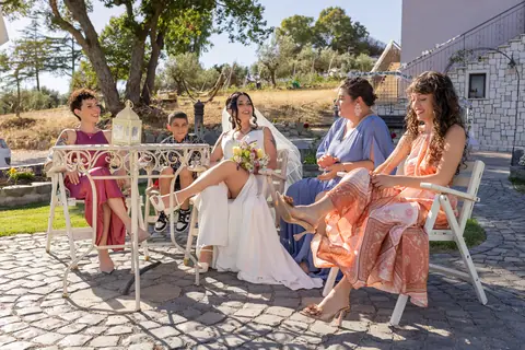 Invitati sedute all'ombra prima della cerimonia