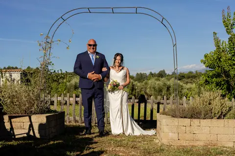 La sposa arriva all'arco della cerimonia accompagnata dal padre