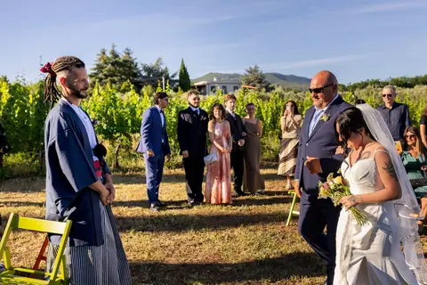 Lo sposo accoglie la sposa davanti agli invitati