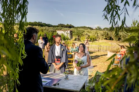 Gli sposi al tavolo della cerimonia nel vigneto