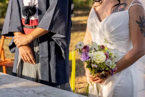 Dettaglio del bouquet della sposa durante la cerimonia