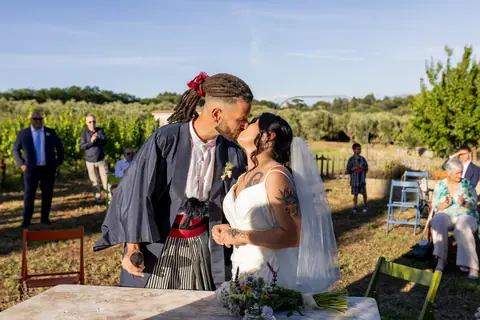 Gli sposi si baciano al termine della cerimonia