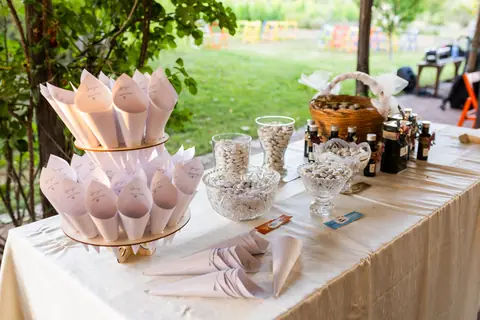 Tavolo del confettata con coni di carta e bomboniere