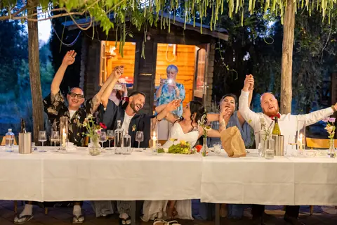 Brindisi degli invitati al tavolo degli sposi