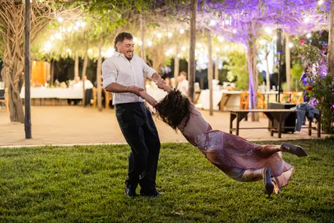 Un invitato balla facendo volteggiare una signora sul prato