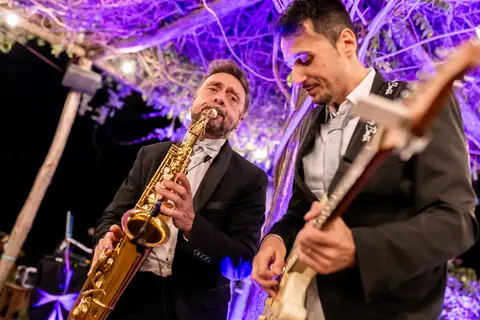 Due musicisti suonano il sassofono durante la festa