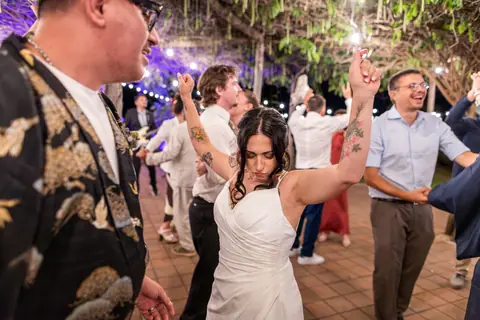 Gli invitati ballano con le mani alzate