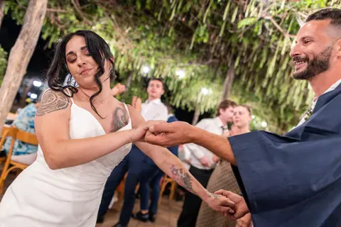 La sposa balla con un invitato durante la festa