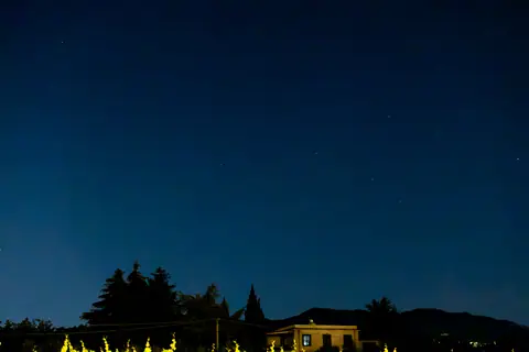Il casale illuminato di notte sotto il cielo stellato