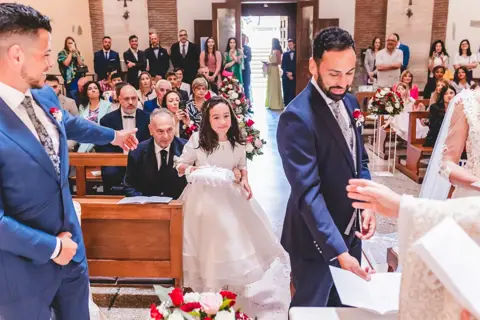 I paggetti e le damigelle all'altare