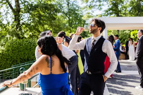 Brindisi degli invitati in giardino