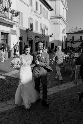Gli sposi camminano per le vie del borgo, bianco e nero